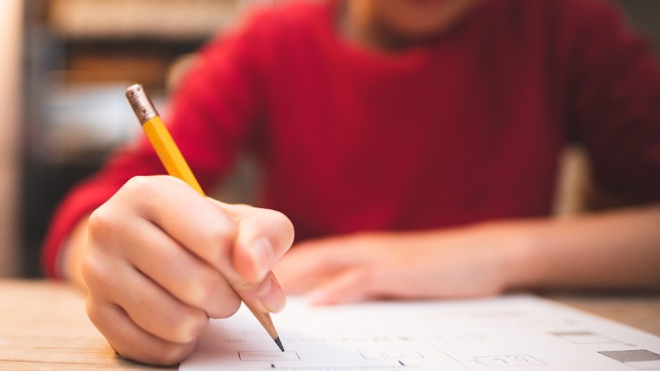 Crianças de nove anos na Inglaterra fazem teste de multiplicação cronometrado – mas usar tabuada é mais do que uma recordação rápida