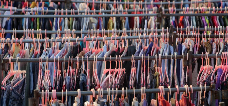 Novo estudo desafia as reivindicações económicas e ambientais da moda circular
