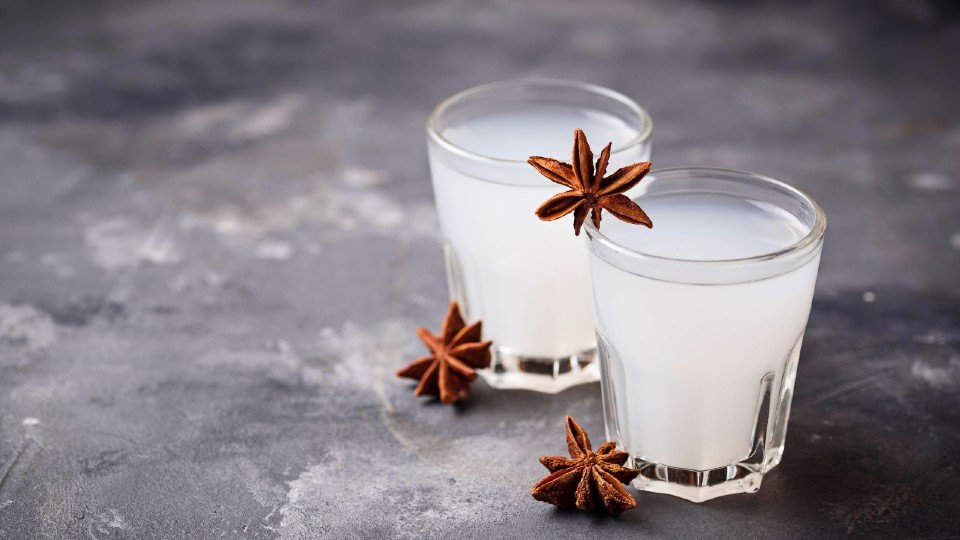 Ciência bêbada: matemáticos desvendam os segredos da transformação nebulosa de ouzo